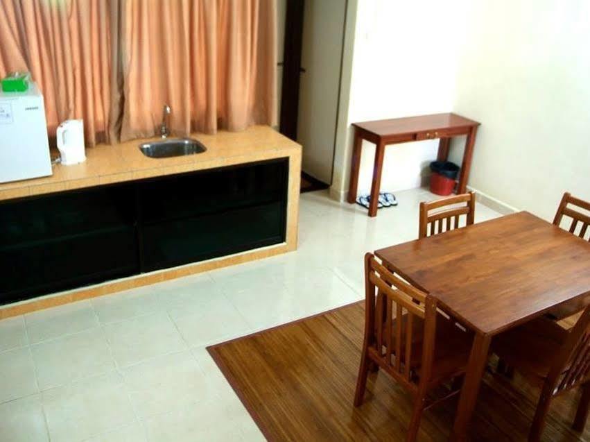 Putra Putri alojamiento Hotel Kangar Exterior foto